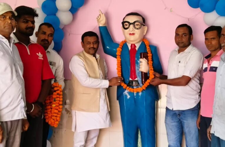 भारत रत्न बाबा साहब भीमराव अंबेडकर की जयंती पर काटा गया विशाल केक, समाज में समानता और न्याय के लिए किया जीवन भर संघर्ष