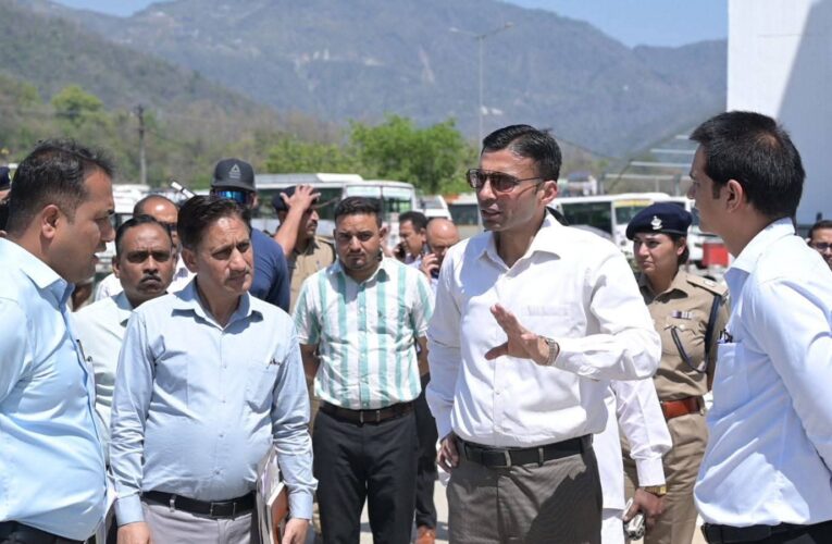 चारधाम यात्रा पंजीकरण हेतु ट्राजिट कैम्प ऋषिकेश में 30 पंजीकरण कांउटर सहित 30 मोबाईल टीमें तैनात, यात्रा ट्रांजिस्ट कैंम्प में इंटीग्रेटेड कंट्रोलरूम 24×7 सक्रिय रखने तथा यात्रियों को निःशुल्क चाय-नाश्ता, भोजन की व्यवस्था बनाने को डीएम ने दिए निर्देश