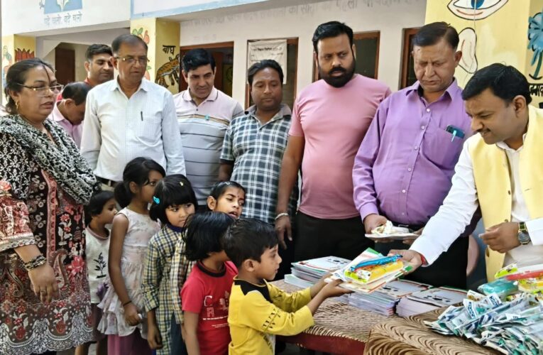 पूर्व मेयर गौरव गोयल ने राजकीय प्राथमिक विद्यालय में वितरित की पाठ्य सामग्री, कहा-शिक्षा से बच्चों के जीवन में रोशनी आती है, जिससे पूरा परिवार जगमगा उठता है