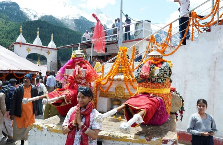 मां गंगा की डोली मुखवा से गंगोत्री धाम के लिए रवाना, कल खुलेंगे कपाट, जयकारों के बीच मुखवा से रवाना हुई मां गंगा की डोली, गंगोत्री धाम में कल से शुरू होंगे दर्शन