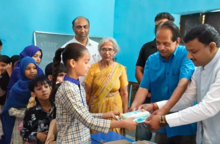 पूर्व मेयर गौरव गोयल ने राजकीय विद्यालय में छात्र-छात्राओं को बांटी पाठ्य सामग्री, कहा-छात्र-छात्राएं सच्ची लगन और कठिन परिश्रम के साथ सभी छात्र शिक्षा के क्षेत्र में आगे बढ़कर जीवन का मार्ग प्रशस्त करें