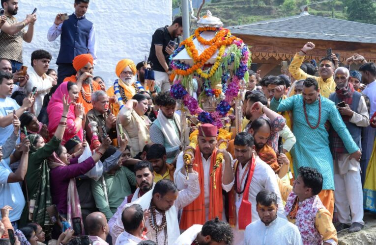श्री ओंकारेश्वर मंदिर से धाम के लिए रवाना हुई बाबा केदार की पंचमुखी उत्सव डोली, 22 अप्रैल को प्रातः 08 बजे शुभ मुहूर्त में खुलेंगे केदारनाथ धाम के कपाट