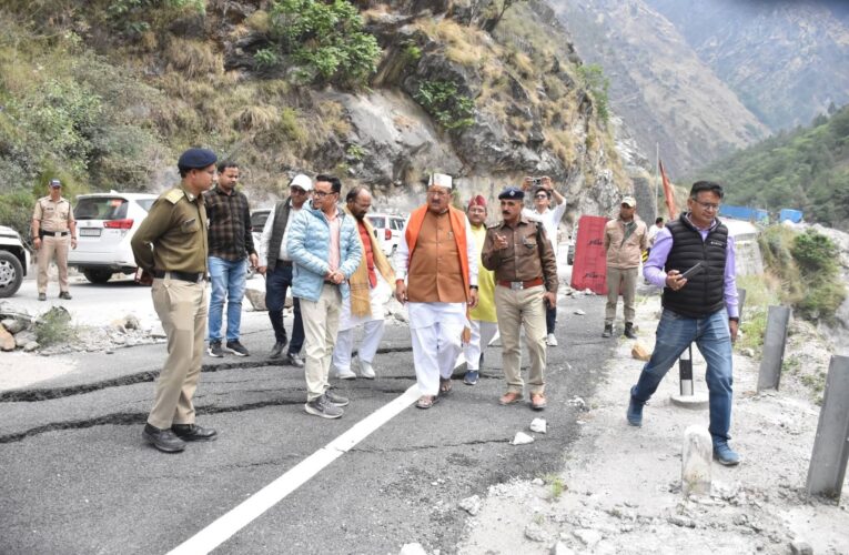 चारधाम यात्रा की तैयारियों पर प्रभारी मंत्री ने यात्रा मार्ग का लिया जायजा,मार्ग सुधारीकरण कार्यों में तेजी के निर्देश, बद्रीनाथ हाईवे का स्थलीय निरीक्षण, लैंडस्लाइड जोन में युद्ध स्तर पर काम करने के निर्देश