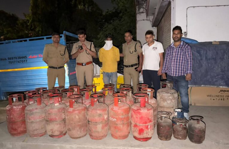देहरादून: डीएम के निर्देश पर अवैध गैस कारोबार पर बड़ी कार्रवाई, 32 सिलेंडर, 4 गैस रिफिलिंग उपकरण जब्त, 327 सिलेंडरों से लदा वाहन कब्जे में, मुकदमा दर्ज