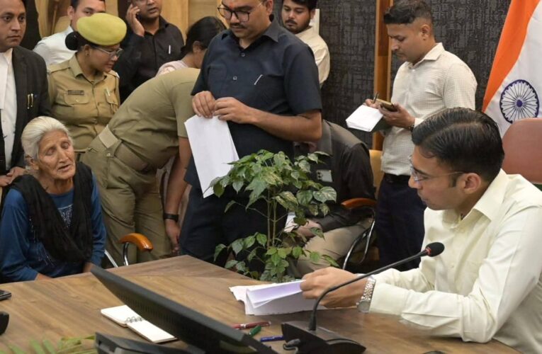 देहरादून: विधवा कनिष्का गर्ग का रू0 47230 हाउस टैक्स जिला प्रशासन ने करवाया जमा, गरीब गंगा राम की पुत्री के विवाह के लिए 50 हजार मौके पर ही स्वीकृत, 66 वर्षीय विधवा बुजुर्ग नीलम का पानी का बिल सेटलमेंट उपरांत 12776 जिला प्रशासन ने करवाए जमा