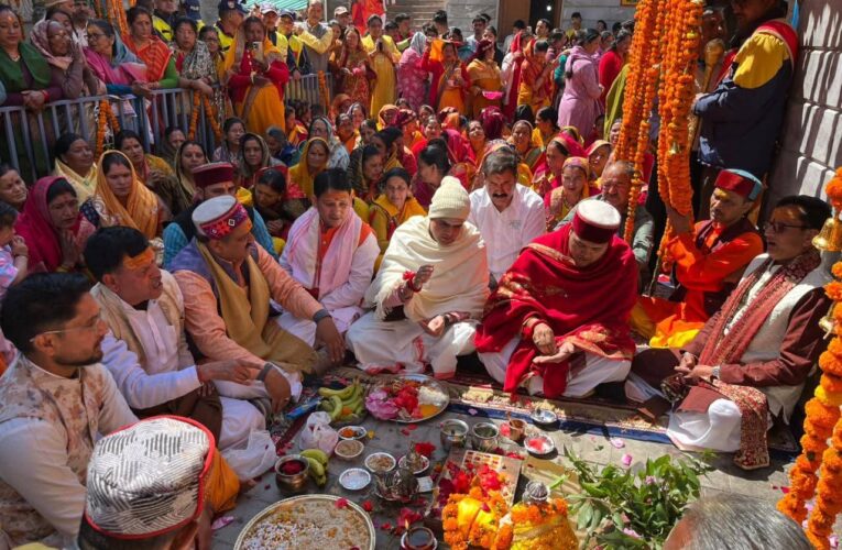 23 अप्रैल की प्रातः 6 बजकर 15 मिनट पर बदरीनाथ धाम के कपाट श्रद्धालुओं के दर्शनार्थ खोल दिए जाएंगे, ज्योतिर्मठ से आदि गुरु शंकराचार्य की डोली, प्रथम पड़ाव पांडुकेश्वर प्रस्थान हुई