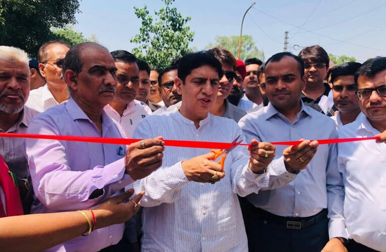 रुड़की तहसील में सौंदर्यीकरण कार्यों का लोकार्पण एवं बालिकाओं हेतु कंप्यूटर शिक्षा पहल का परिवहन मंत्री प्रदीप बत्रा एवं जिलाधिकारी मयूर दीक्षित ने किया शुभारंभ