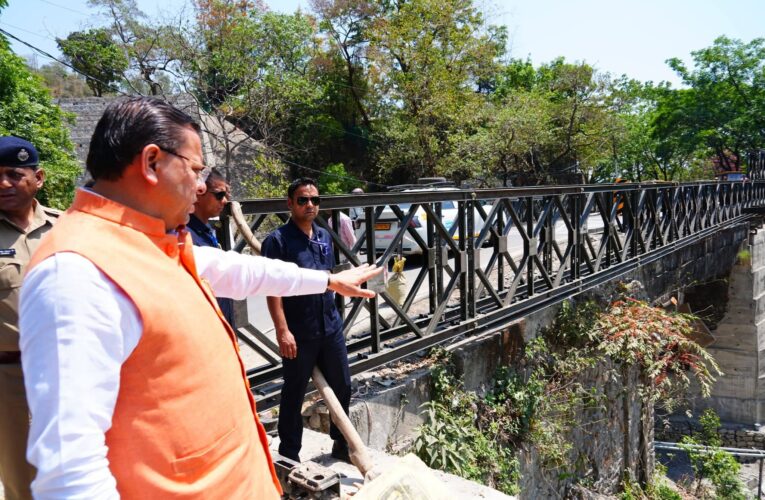 मुख्यमंत्री पुष्कर सिंह धामी ने मसूरी रोड स्थित शिव मंदिर के निर्माणाधीन पुल का स्थलीय निरीक्षण किया, बारिश से क्षतिग्रस्त हुए पुल की कार्य प्रगति की जानकारी ली