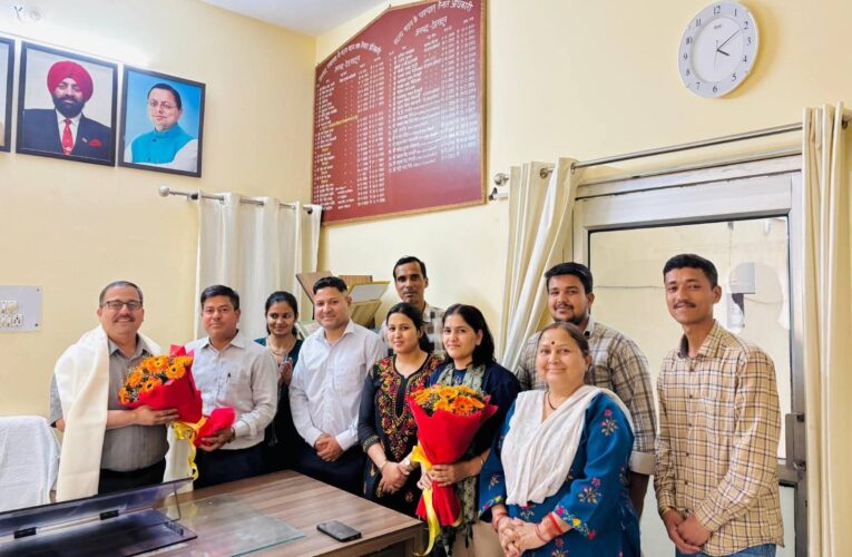 देहरादून: स्थानांतरण पर सहायक निदेशक/ जिला सूचना अधिकारी बद्री चंद नेगी को दी स्नेहिल विदाई, लगभग चार वर्षों के कार्यकाल में उन्होंने निष्ठा, समर्पण और दक्षता के साथ दायित्वों का निर्वहन करते हुए विभागीय कार्यों को नई दिशा प्रदान की