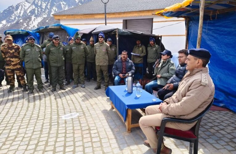 श्री केदारनाथ धाम में सुरक्षा व्यवस्था के मद्देनजर डीएम व एसपी में सुरक्षाबलों को किया ब्रीफ, यात्रा व्यवस्थाओं का स्थलीय निरीक्षण, स्वास्थ्य, सुरक्षा व क्राउड मैनेजमेंट पर हुई समीक्षा बैठक
