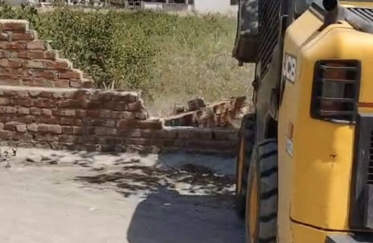 देहरादून: डीएम के आदेश पर खुला रास्ता, सड़क कराई कब्जामुक्त, नगर निगम की सड़क पर प्रॉपर्टी डीलर ने  कब्जा कर बनाई दीवार, जिला प्रशासन का चला डोजर सड़क हुई कब्जा