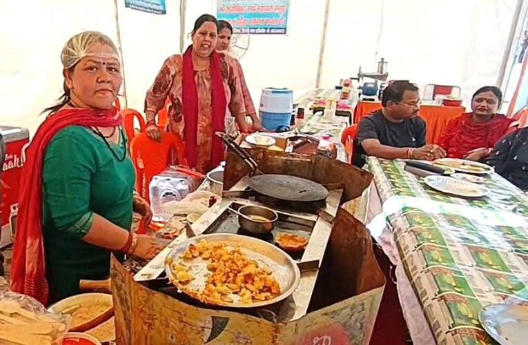 ऋषिकेश यात्रा ट्रांजिट कैंप में पहाड़ी स्वाद का संगम, यात्रियों को मिल रहा खास अनुभव, सीएम धामी की पहल, डीएम सविन बंसल की निगरानी, यात्रियों के लिए बेहतरीन व्यवस्थाएं, महिला समूहों के हाथों से परोसे जा रहे पारंपरिक व्यंजन, श्रद्धालु हो रहे आकर्षित