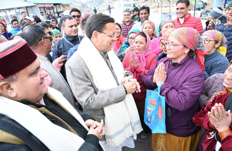मुख्यमंत्री पुष्कर सिंह धामी पहुंचे भारत के प्रथम सीमांत गांव माणा, विकास कार्यों का लिया जायजा