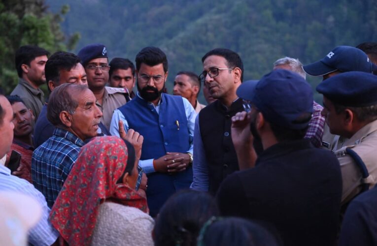 जिलाधिकारी और विधायक ने गंगोरी–अग़ोडा मार्ग का किया स्थलीय निरीक्षण, जल्द से जल्द मार्ग पर शुरू करे सुधारीकरण और सुरक्षात्मक कार्य :  डीएम