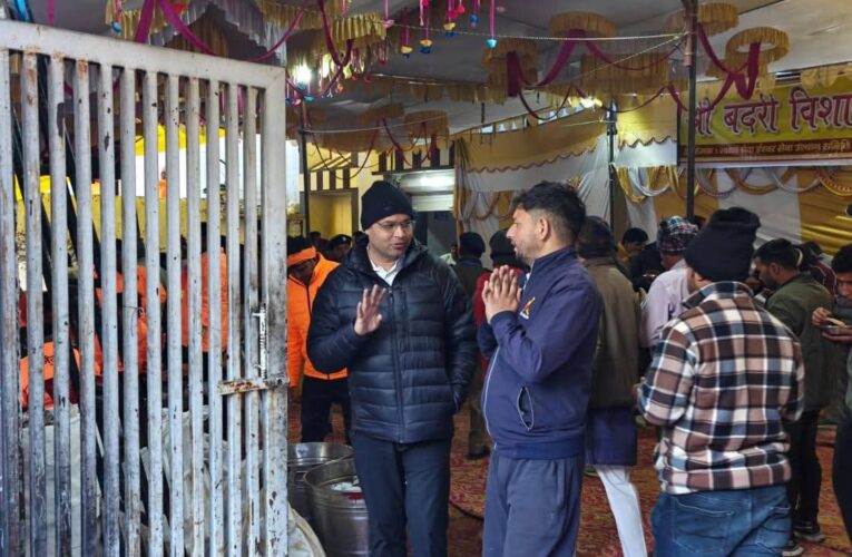 जिलाधिकारी ने लिया बद्रीनाथ यात्रा व्यवस्थाओं का जायजा, श्रद्धालुओं से लिया फीडबैक,  श्री बद्रीनाथ धाम में आने वाले श्रद्धालुओं को नहीं होगी कोई असुविधा: डीएम