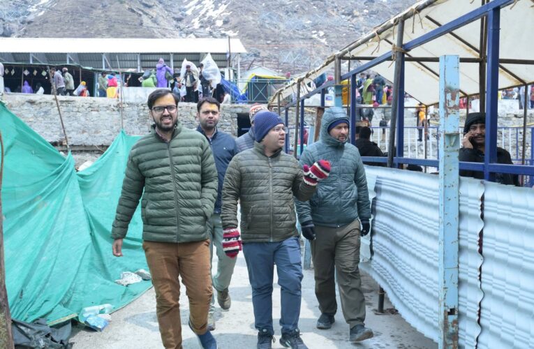 जिलाधिकारी विशाल मिश्रा का एक्शन मोड जारी, हेली सेवाओं की व्यवस्थाओं का लिया जायजा, श्रद्धालुओं से लिया फीडबैक, फर्जी दानपात्र जब्त कर प्रशासन ने दिखाई सख्ती