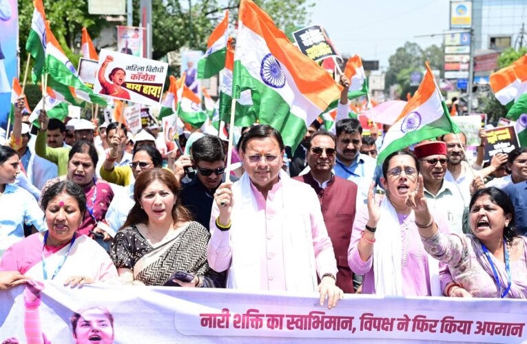 देहरादून में महिला जन आक्रोश रैली में मुख्यमंत्री पुष्कर सिंह धामी ने किया प्रतिभाग, बोले-देश की नारी, अन्याय के विरुद्ध अवश्य आवाज उठाएगी क्योंकि अब नारी अपने अधिकारों के प्रति सजग हो चुकी