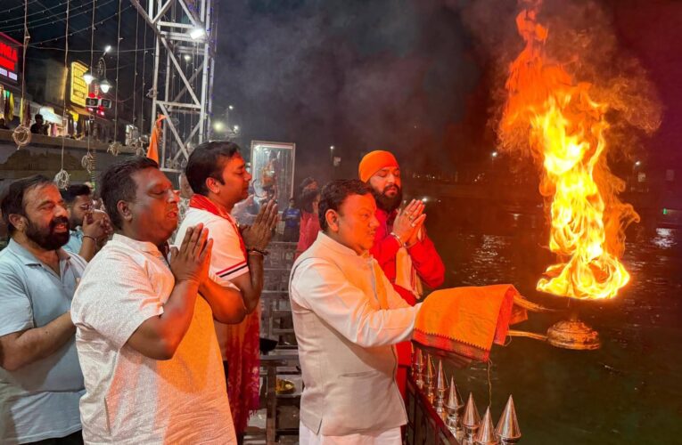 उत्तराखंड कांग्रेस अध्यक्ष के जन्म दिवस पर समर्थकों सहित पूर्व मेयर गौरव गोयल ने आरती कर उनके स्वस्थ जीवन एवं दीर्घायु की कामना की