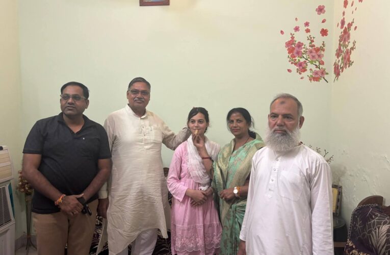 आर. एन. आई इंटर कॉलेज की छात्रा रमसा मरियम ने उत्तराखण्ड बोर्ड की कक्षा 12 की मेरिट सूची में 10वां स्थान प्राप्त किया, प्रधानाचार्या शर्मिला नागर और वरिष्ठ प्रशासनिक अधिकारी मांगेराम ने छात्रा के घर पहुंचकर दी बधाई, खिलाई मिठाई