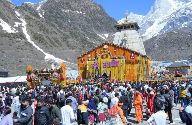श्री केदारनाथ धाम में उमड़ रहा आस्था का सैलाब, मात्र चार दिनों में 124782 श्रद्धालुओं ने किए बाबा के दिव्य दर्शन, जिला प्रशासन की चाक-चौबंद व्यवस्थाओं के बीच सुचारू रूप से संचालित हो रही यात्रा