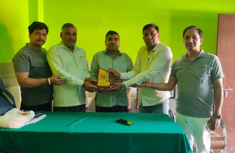 सैनी महापंचायत संगठन उत्तराखंड द्वारा उत्तराखंड बोर्ड परीक्षा में हरिद्वार जिले में प्रथम स्थान प्राप्त करने वाले चौधरी बालचंद सैनी इंटर कॉलेज के प्रबंधक को सम्मानित किया