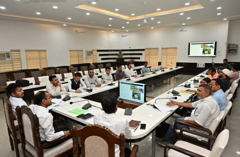 मां गंगा को स्वच्छ एवं निर्मल रखने के लिए किसी भी दशा में नालियों एवं गदेरों का गंदा पानी गंगा नदी में न जाए:  जिलाधिकारी, मां गंगा में कोई भी स्थानीय नागरिक एवं श्रद्धालु कूड़ा कचरा एवं कपड़े न फैंके   इसके लिए सभी घाटों पर साइन बोर्ड एवं लोगो को जागरूक करने के लिए प्रचार प्रसार करने के दिए निर्देश