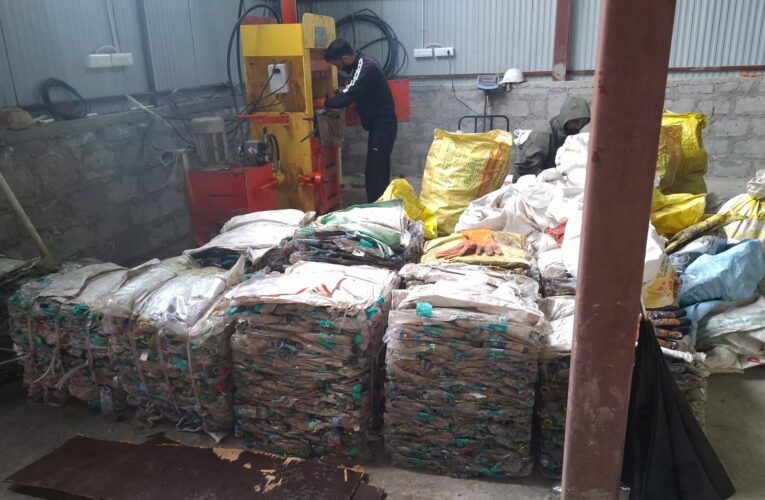 श्री केदारनाथ धाम में प्लास्टिक वेस्ट का हो रहा वैज्ञानिक तरीके से निस्तारण, जिला प्रशासन की ग्रीन पहल, ड्राई वेस्ट प्रबंधन हेतु बेलिंग मशीन का उपयोग, एमआरएफ सेंटर के माध्यम से कचरे का वैज्ञानिक निस्तारण