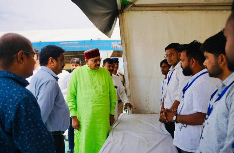हरिद्वार: जनपद प्रभारी/पर्यटन मंत्री सतपाल महाराज ने ऋषिकुल मैदान में बनाए गए यात्री पंजीकरण केंद्र का किया निरीक्षण,लिया व्यवस्थाओं का जायजा