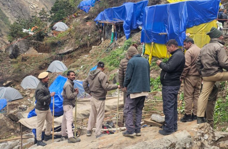 श्री केदारनाथ धाम यात्रा में अवैध डेरों पर सख्त कार्रवाई—प्रशासन का सख्त रुख, पैदल मार्ग पर अनाधिकृत टेंट/डेरे हटाए गए, नियम उल्लंघन पर चालान एवं लाइसेंस ब्लॉक की कार्यवाही