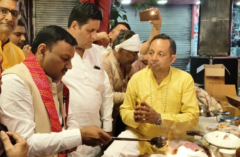 बाबा का 51-वां संकीर्तन महोत्सव धूमधाम से मनाया गया, देर रात तक बाबा के भजनों पर झूमे भक्त, पूर्व मेयर गौरव गोयल ने संकीर्तन में पहुंचकर की पूजा-अर्चना