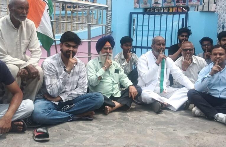 रुड़की में कांग्रेस कार्यकर्ताओं ने रिफ्लेक्टर घोटाले के खिलाफ मौन धरना दिया, महानगर जिलाध्यक्ष राजेंद्र चौधरी ने भ्रष्टाचार में लिप्त विभाग के खिलाफ कार्रवाई की मांग की