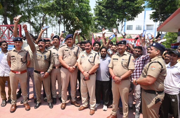 सिडकुल पुलिस ने 152 खोए हुए मोबाइल फोन बरामद किए, फोन पाकर लोगों के खिले चेहरे, इन मोबाइलों की कीमत 36 लाख से अधिक आंकी गई