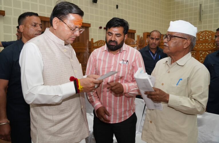 मुख्यमंत्री पुष्कर सिंह धामी ने प्रदेश के विभिन्न जनपदों से आए लोगों की समस्याओं का सुना, संबंधित विभागों के अधिकारियों को निर्देश दिए कि जनसुनवाई में प्राप्त सभी शिकायतों एवं मांगों पर प्राथमिकता के आधार पर कार्रवाई की जाए