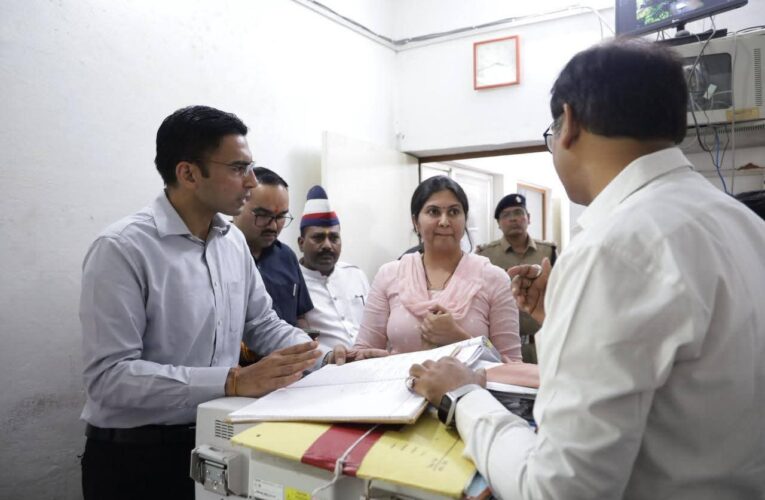 देहरादून: सब रजिस्टार कार्यालय विकासनगर में डीएम औचक निरीक्षण; पुराने विलेख पत्र रजिस्टर जब्त, औचक निरीक्षण के दौरान कार्यालय में मिले 2018, 2024, 2025  तक के मूल विलेख पत्र;  विक्रय हेतु  प्रतिबंधित भूमि की भी पाई रजिस्ट्री