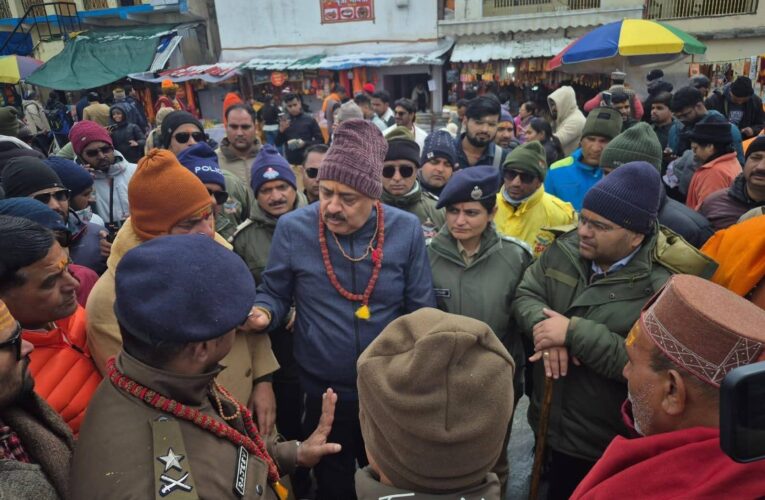 आयुक्त गढ़वाल एवं आईजी गढ़वाल ने केदारनाथ धाम में व्यवस्थाओं का लिया व्यापक स्थलीय जायजा, सुरक्षित, सुगम एवं सुव्यवस्थित यात्रा हेतु प्रशासन मुस्तैद, अधिकारियों को दिए आवश्यक निर्देश