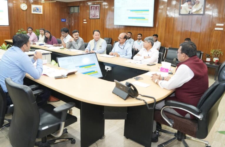 मुख्य सचिव ने देहरादून में विद्युत लाईनों की अंडरग्राउण्ड केबलिंग को लेकर ऊर्जा विभाग एवं जिलाधिकारी के साथ की महत्वपूर्ण बैठक, सड़कों की खुदाई एवं अंडरग्राउण्ड केबलिंग और ब्लैक टॉपिंग का कार्य जून माह तक पूर्ण कर लिया जाए