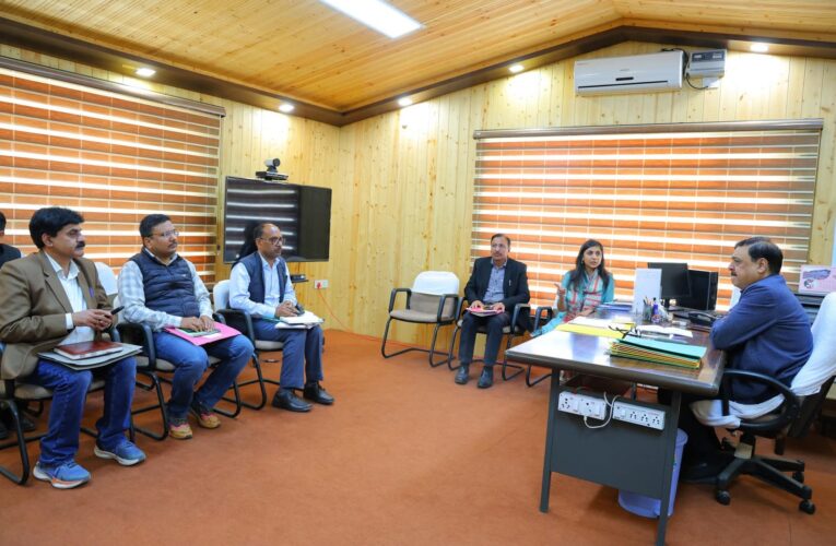 गढ़वाल कमिश्नर ने पेयजल संकट दूर करने के लिए मौके पर जारी किए 25 लाख, जल संस्थान को तीन दिन में जनरेटर लगाने के निर्देश, आयुक्त ने परखीं जनपद की जनसुविधाएं: पेयजल, रसोई गैस और जलभराव पर किया विमर्श