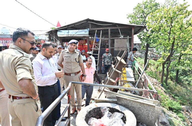जिलाधिकारी मयूर दीक्षित एवं वरिष्ठ पुलिस अधीक्षक नवनीत सिंह भुल्लर ने मां चंडी देवी मंदिर पहुंचकर लिया सुरक्षा व्यवस्थाओं का जायजा