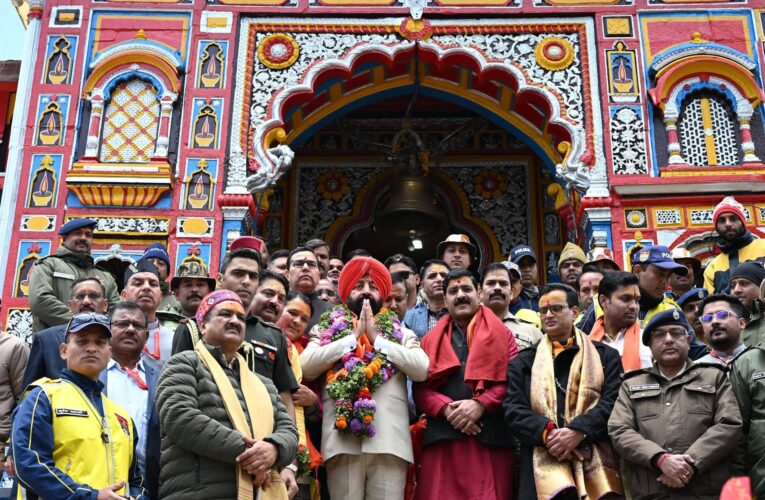 राज्यपाल ने किए बदरीनाथ धाम के दर्शन, देश और प्रदेश के समृद्धि और खुशहाली की कामना की, तीर्थयात्री व्यवस्थाओं को देखते हुए राज्यपाल ने मंदिर में सूक्ष्म पूजा-अर्चना की, यात्रा व्यवस्था और मास्टर प्लान के कार्यों के लिए जिला प्रशासन और पुलिस की सराहना की