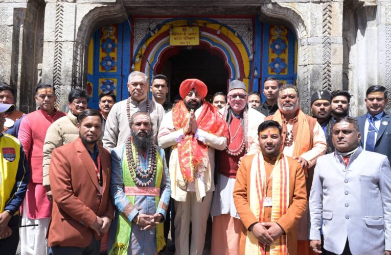 श्री केदारनाथ धाम पहुंचे राज्यपाल गुरमीत सिंह, श्रद्धालुओं से किया संवाद, स्वच्छता एवं सुगम यात्रा व्यवस्था पर दिया विशेष जोर, बाबा केदार के दर्शन कर  पुनर्निर्माण कार्यों एवं यात्रा व्यवस्थाओं का लिया जायजा,  अतिथि देवो भव की भावना से कार्य करने एवं धाम में स्वच्छता बनाए रखने की अपील की
