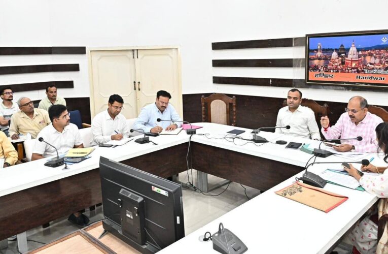 जनपद में कचरा एवं ठोस अपशिष्ट के उचित निस्तारण हेतु सभी संबंधित अधिकारी गंभीरता से कार्य करे: डीएम मयूर दीक्षित