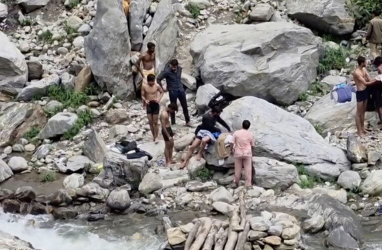 गौरीकुंड में नदी तट पर जोखिम भरे स्थानों पर स्नान कर रहे यात्रीयों को सुरक्षा के दृष्टिगत हटाया गया, श्रद्धालुओं की सुविधा हेतु तप्त कुंड में बेहतर स्नान व्यवस्था, महिला-पुरुषों के लिए पृथक व्यवस्था एवं चेंजिंग रूम उपलब्ध