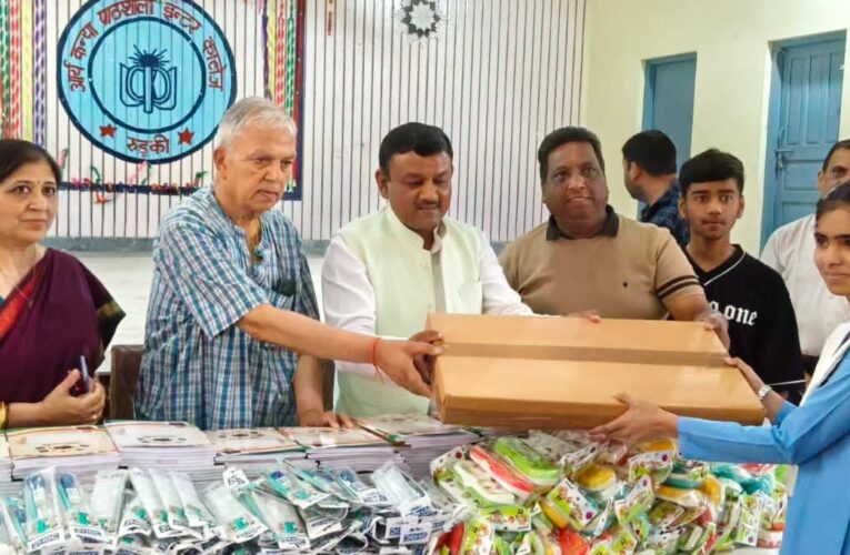 आर्य कन्या इंटर कॉलेज में हाई स्कूल व इंटर की टॉपर छात्राओं का हुआ सम्मान, सैकड़ों छात्राओं को बांटी गई पाठन सामग्री, पूर्व मेयर गौरव गोयल ने कहा-ऐसी होनहार छात्राओं का सम्मान किया जाना उनके लिए बड़े गौरव की बात