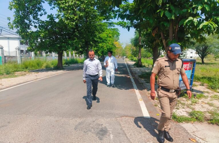 प्रधानमंत्री नरेंद्र मोदी की ईंधन बचाओ अपील पर जिलाधिकारी मयूर दीक्षित ने पहल करते हुए आवास से पैदल पहुंचे कलेक्ट्रेट कार्यालय, डीएम मयूर दीक्षित ने सभी आधिकारियों, कर्मचारियों एवं आमजन मानस से ईंधन बचाने की अपील