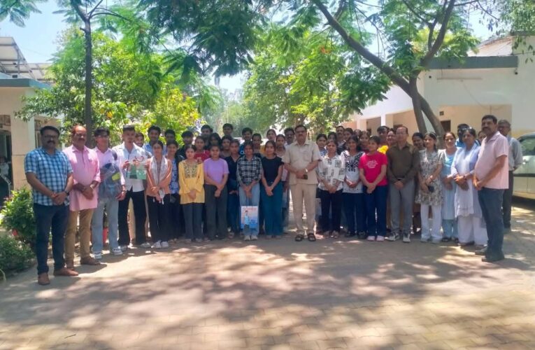 कैन्ट बोर्ड स्कूल रुड़की में कक्षा 12 के उत्तीर्ण मेधावी छात्र-छात्राओं को किया गया सम्मानित, प्रधानाचार्य डॉ० नरेन्द्र कुमार ने सभी छात्र छात्राओं के उज्जवल भविष्य की कामना की