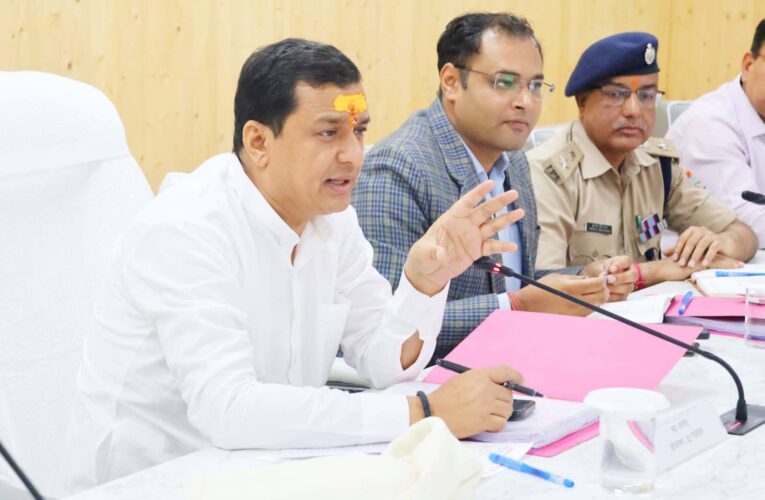 केंद्र सरकार की योजनाओं को जन-जन तक पहुंचाने में अधिकारी पूरी गंभीरता से करें कार्य: सांसद अनिल बलूनी, जिला विकास समन्वय एवं निगरानी समिति दिशा की बैठक में सांसद ने विभिन्न विभागों की योजनाओं की समीक्षा कर दिए आवश्यक दिशा-निर्देश