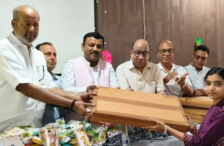 पूर्व मेयर गौरव गोयल ने मेधावी छात्राओं का किया सम्मान और सैकड़ों बालिकाओं को निशुल्क बांटी पाठ्य सामग्री, कहा-विद्यार्थी देश का उज्जवल भविष्य और राष्ट्र की मजबूत नींव होते हैं