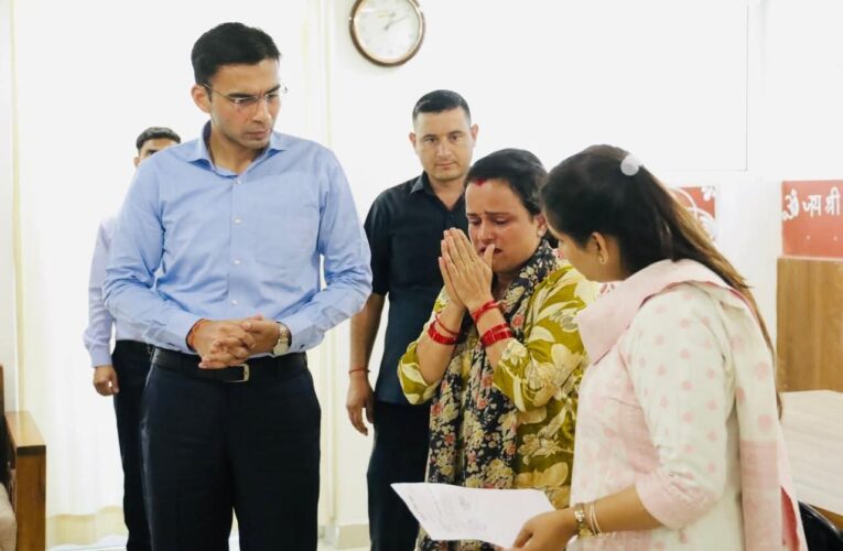 देहरादून: कैंसर पीड़ित परिवार को मिली बड़ी राहत; 71 हजार ऋण माफ, 50 हजार की आर्थिक सहायता, कैंसर पीड़ित पति, दयनीय आर्थिक स्थिति; सर पर कर्ज; दो मासूम नौनिहालों की जिम्मेदारी के बीच असहाय संध्या को मिला जिला प्रशासन का सहारा
