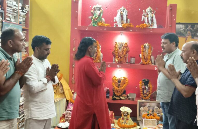 ज्योतिष गुरुकुलम में शनि देव जयंती के पावन अवसर पर हुई विशेष पूजा-अर्चना, 1008 आहुति देकर की गई राष्ट्र कल्याण की कामना