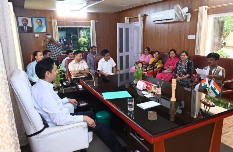 कुमाऊं आयुक्त दीपक रावत ने जनसुनवाई कार्यक्रम के दौरान जनता की समस्याओं को सुना, अधिकांश समस्याओं को मौके पर ही निस्तारण